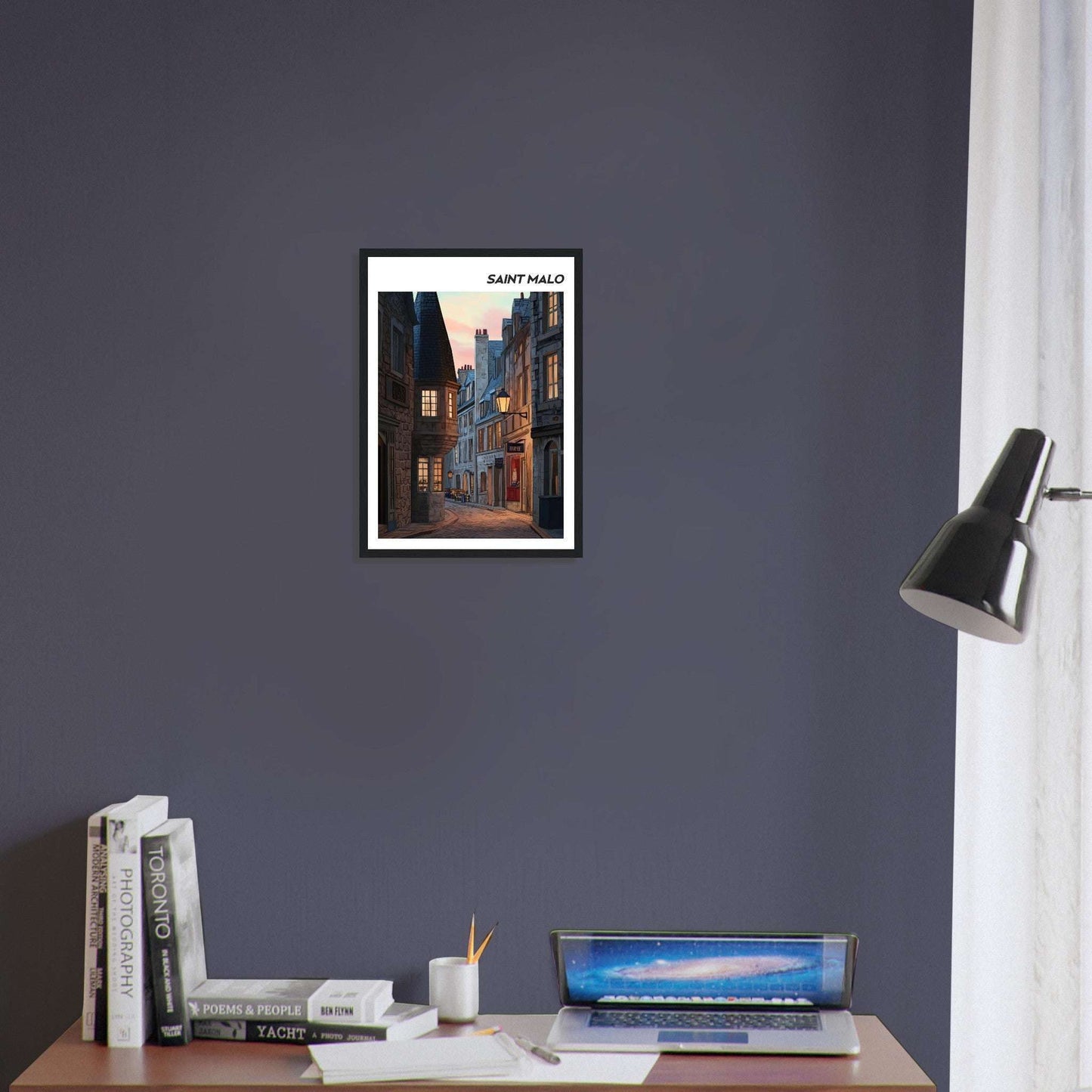 Affiche Saint Malo – Atmosphère des Rues Éclairées à Saint-Malo